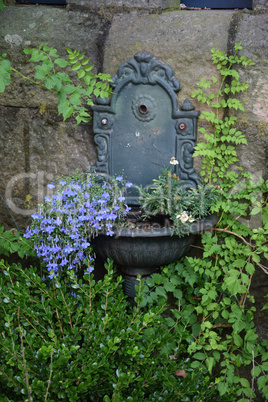 Waschbecken mit Blumenschmuck