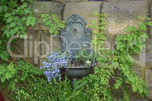 Waschbecken mit Blumenschmuck