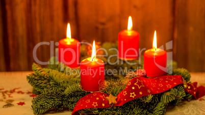 Weihnachten Adventskranz mit 4 brennenden Kerzen auf altem Holz