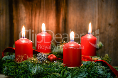 Weihnachten Adventskranz mit 4 brennenden Kerzen auf altem Holz