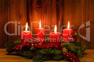 Weihnachten Adventskranz mit 4 brennenden Kerzen auf altem Holz
