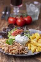 griechisches Gyros mit Tzatziki und Pommes frites