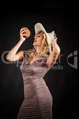 Junge Frau mit Kokosnuss in der Hand