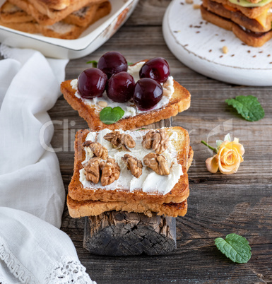 toast with mild cottage cheese and walnuts