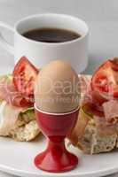Nahaufnahme von einem gekochten Ei mit Kaffee