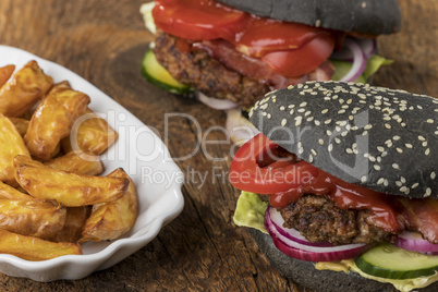 schwarzer Hamburger auf Holz