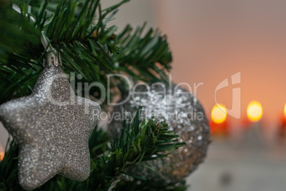 Weihnachtsbaum mit Kugel