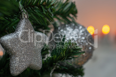 Weihnachtsbaum mit Kugel