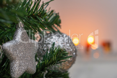 Weihnachtsbaum mit Kugel