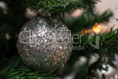 Weihnachtsbaum mit Kugel