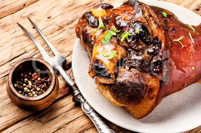 Roasted pork knuckle with spices