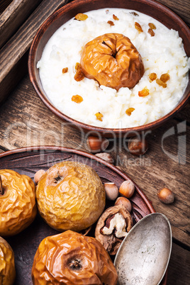 Rice porridge with apples