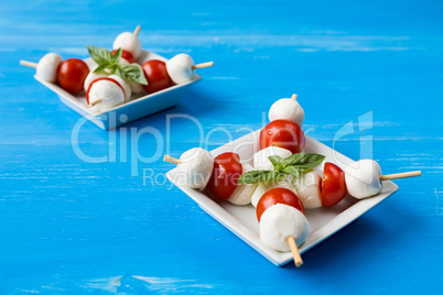 Skewers with mozzarella, cherry tomatoes and basil