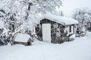 Winter Garten Holz Hütte mit viel Schnee