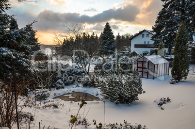 Winter Gewächshaus im Garten mit viel Schnee