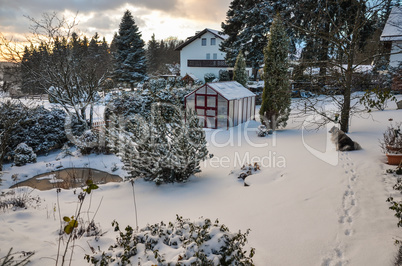 Winter Gewächshaus im Garten mit viel Schnee