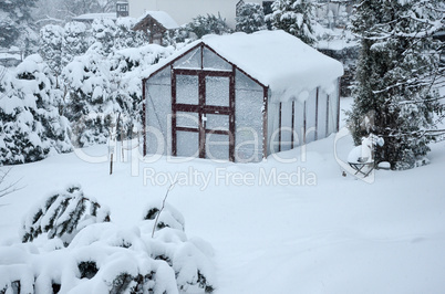 Winter Gewächshaus im Garten mit viel Schnee