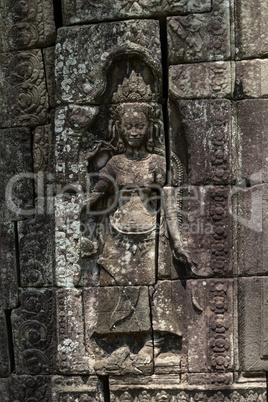 Statue of crowned woman in stone wall