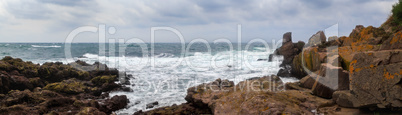 Waves breaks on rocks