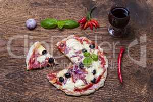 Überblick über eine Pizza mit Wein