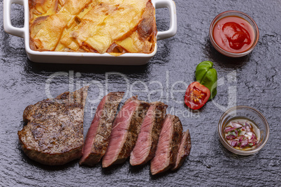 Steak in Scheiben mit Kartoffelgratin