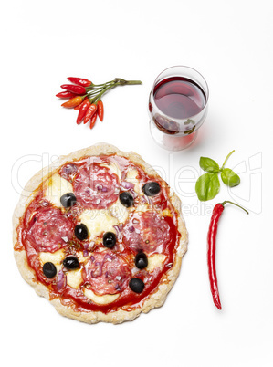 Überblick über eine Pizza mit Wein