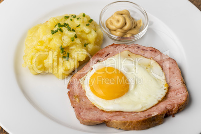 bayerische Brotzeit Leberkaese mit Kartoffelsalat