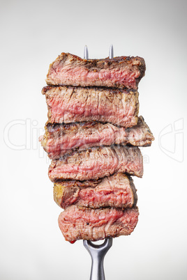 Scheiben von einem Steak auf einer Fleischgabel