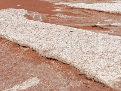 Salz und Wüstensand im Deadvlei in Namibia, Afrika