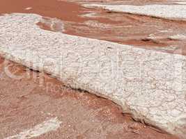 Salz und Wüstensand im Deadvlei in Namibia, Afrika