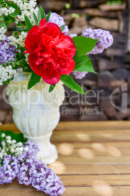 Blumenstrauß mit Flieder und Pfingsrosen