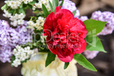 Blumenstrauß mit Flieder und Pfingstrosen