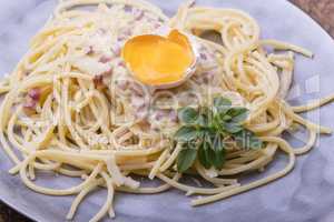 Spaghetti Carbonara auf einem weißen Teller