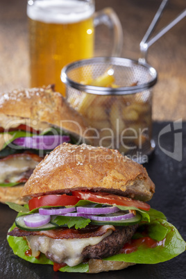 hausgemachter Hamburger mit Pommes frites