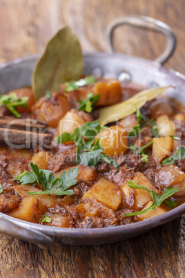 griechisches Stifado auf dunklem Holz