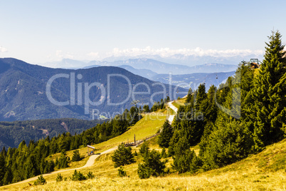 Landschaft mit Wanderweg in Südtirol, Italien, landscape with h