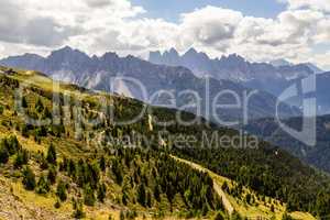 Landschaft mit Wanderweg in Südtirol, Italien, landscape with h