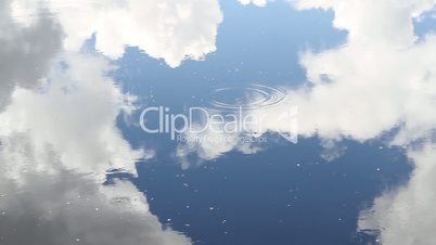 Wolken Spiegelung im Wasser