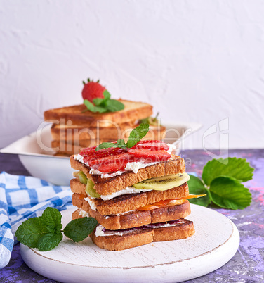 French toast with cottage cheese, strawberries, kiwi