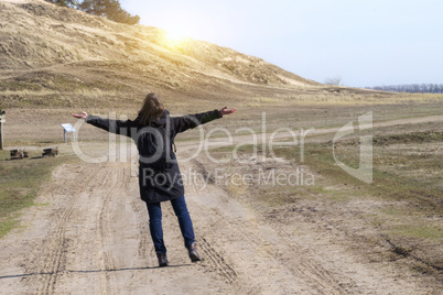Junge Frau im Sonnenuntergang