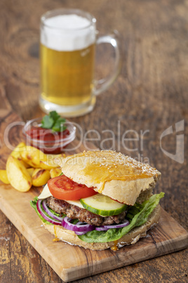 hausgemachter Burger auf dunklem Holz