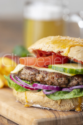 hausgemachter Burger auf dunklem Holz