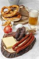 bayerische Wurst mit Käse und Bier