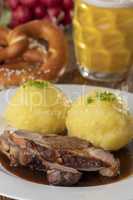 bayerischer Schweinebraten mit Knödel