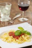 italienische Tagliatella Nudeln mit Tomatensauce