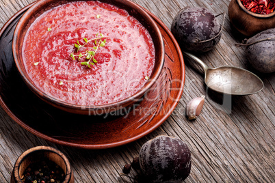 Vegetable soup with beetroot