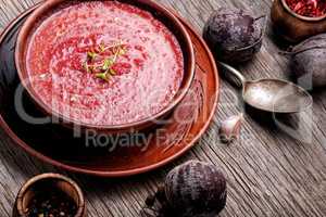 Vegetable soup with beetroot