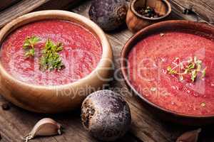 Vegetable soup with beetroot