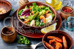Salad with prawns and mussels