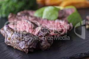 Scheiben vom gegrillten Steak auf Schiefer